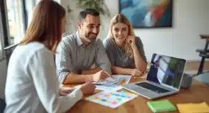 Marketeer werkt met AI-tools op laptop voor marketingstrategie