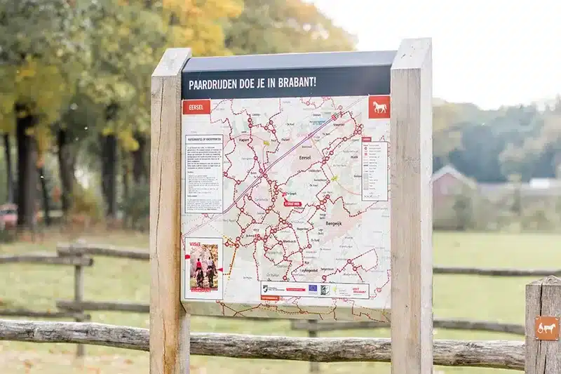 Informatiebord met de knooppunten van het ruiternetwerk bij Eersel
