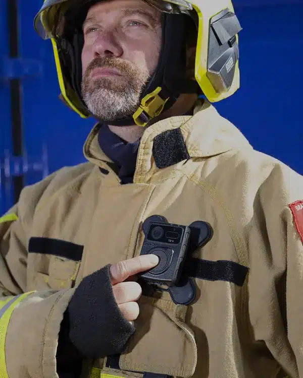 Brandweerman activeert een ZEPCAM T2+ bodycam