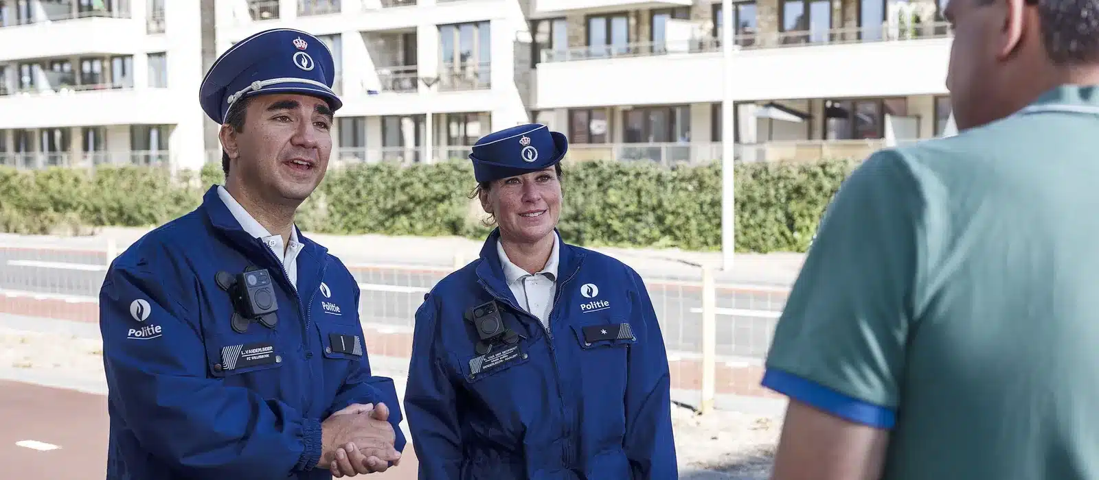 Politieagenten met een ZEPCAM bodycam in gesprek met een burger